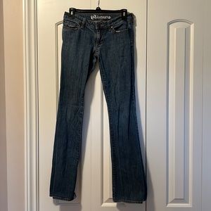 Low rise, bootcut Jean